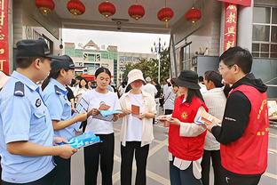 蓝黑色的海洋！国米夺冠庆典席卷米兰城 大教堂广场惊现中国国旗